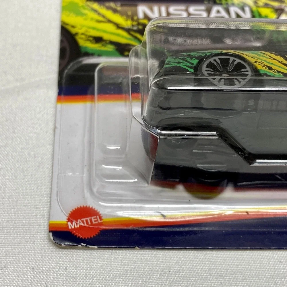 Hot Wheels Neon Speeders 2017 Nissan GT-R (R35) 3:8 Black Yellow Green 3/8 3